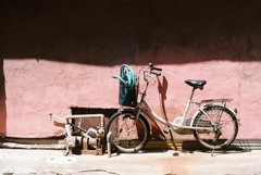 赤い壁と自転車