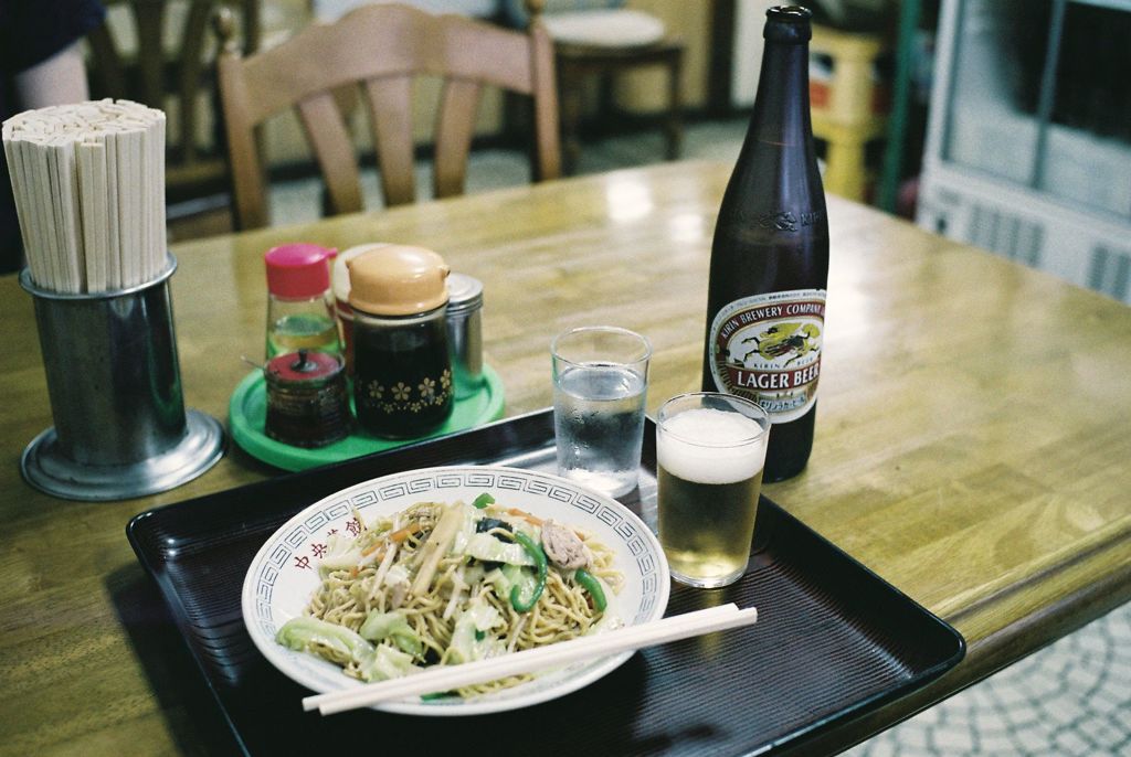 焼きそばにビール