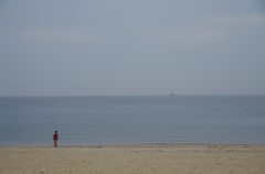 少年と海