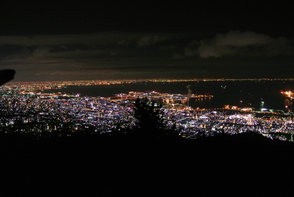 神戸の街に夜はない。