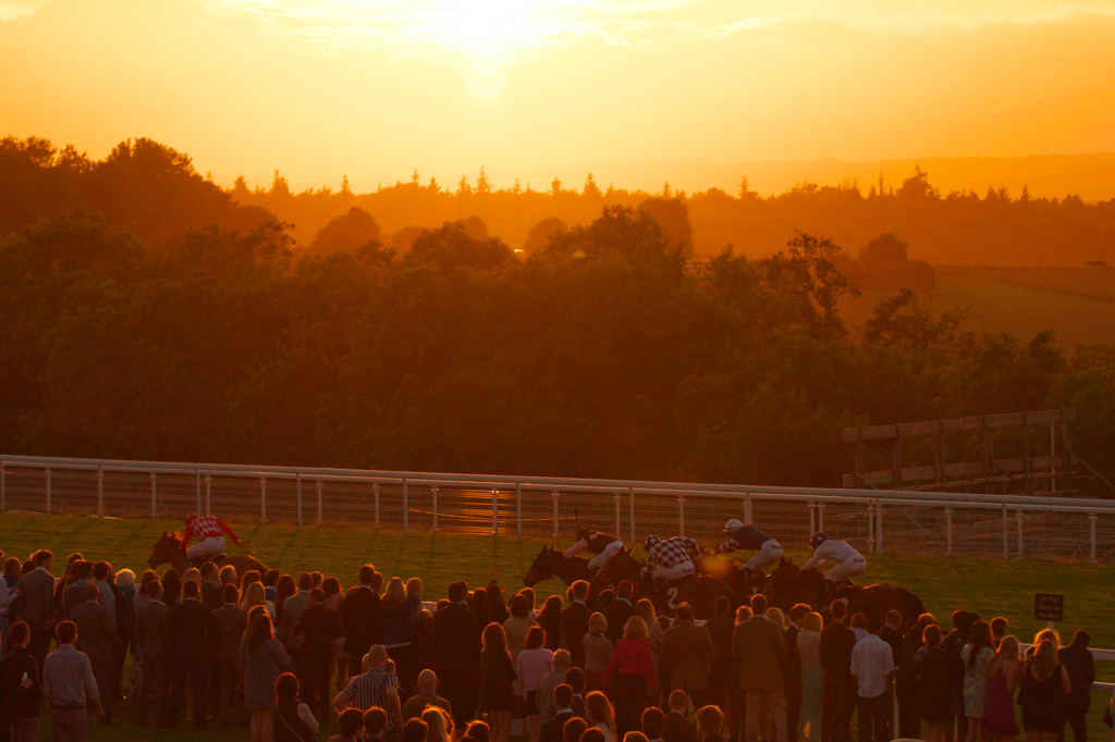 世界で一番美しい競馬場の夕闇