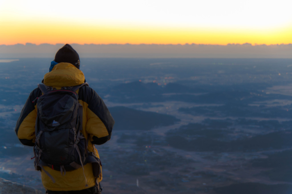 日の出を待ちわびる登山者
