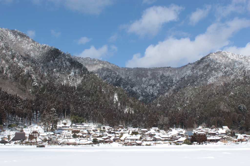 雪のかやぶきの里・遠景