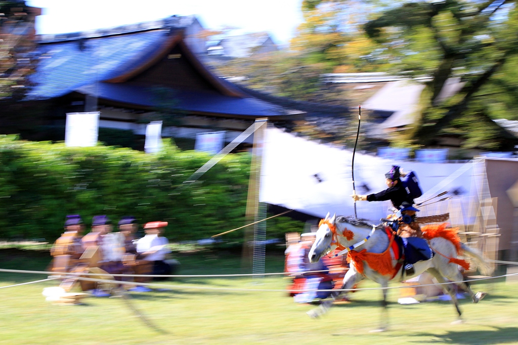 笠懸神事・上賀茂神社（小笠懸・馬手筋違（めてすがい））