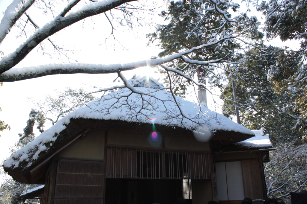 鹿苑寺・夕佳亭　雪と光