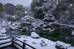 雪景2025・醍醐寺（三宝院・表書院回廊より三宝院庭園を望む1）