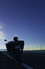 バイクと星空
