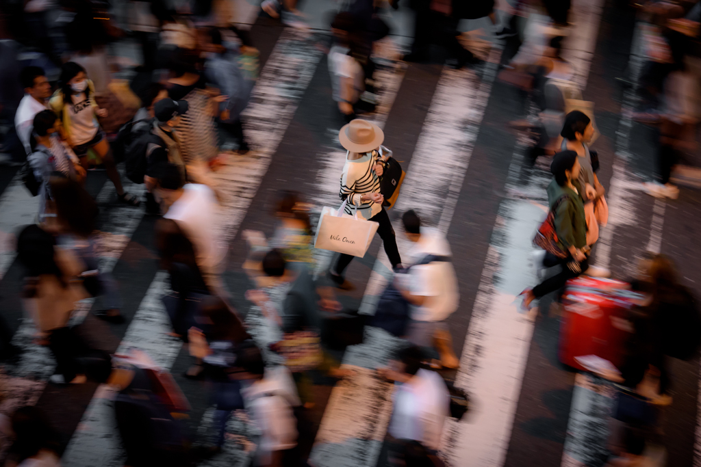 帽子の似合う買い物女性