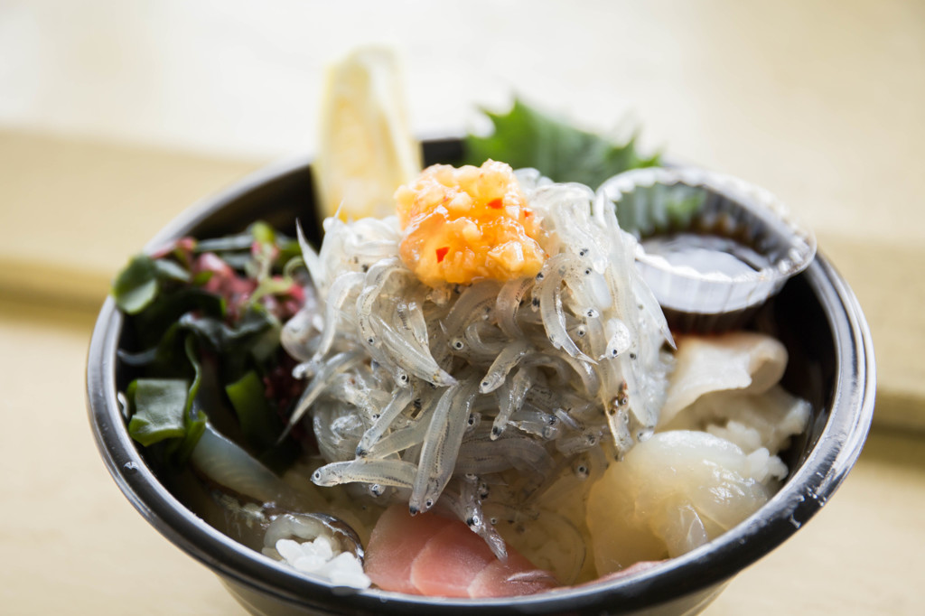 生しらす丼