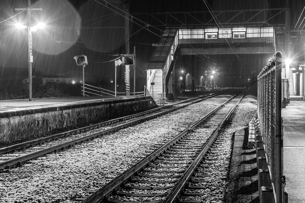 雪降る夜の駅