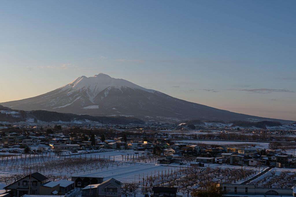 冬の晴れ間に岩木山