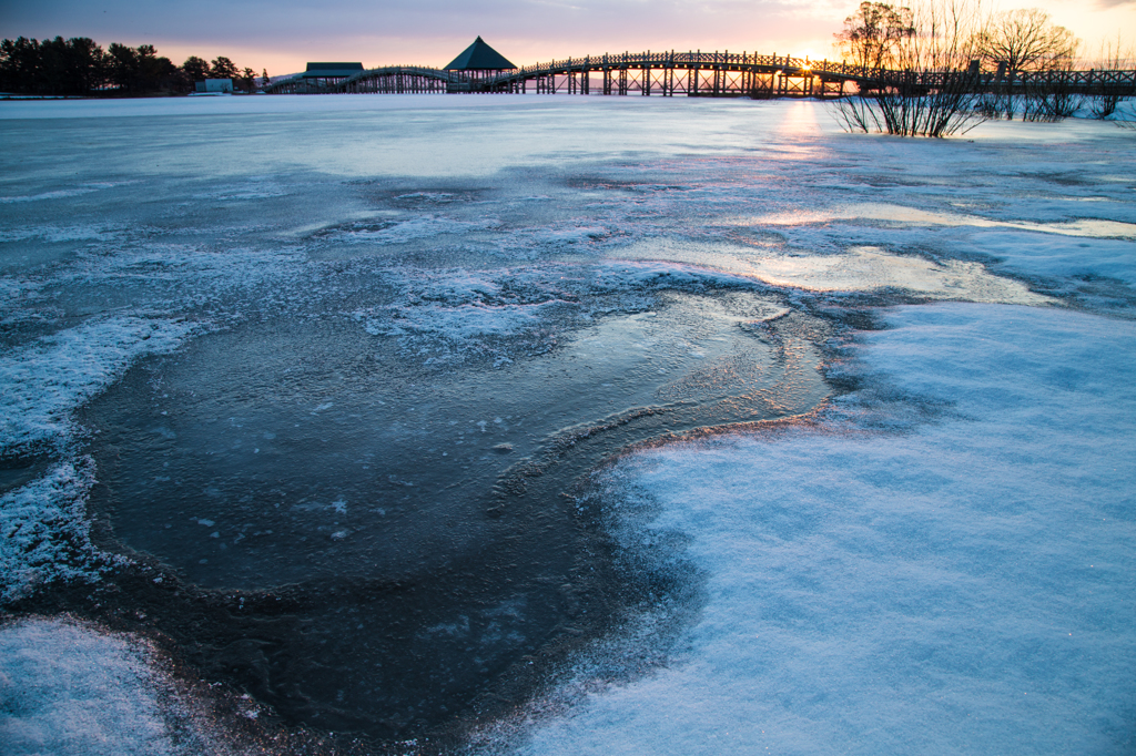 凍り付いた湖面