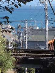 住宅街から覗く海