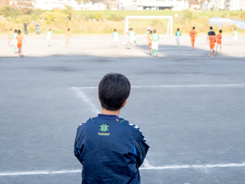 子どもたちを見守る背中