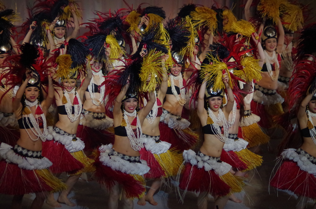 タヒチアンダンスの集団群舞