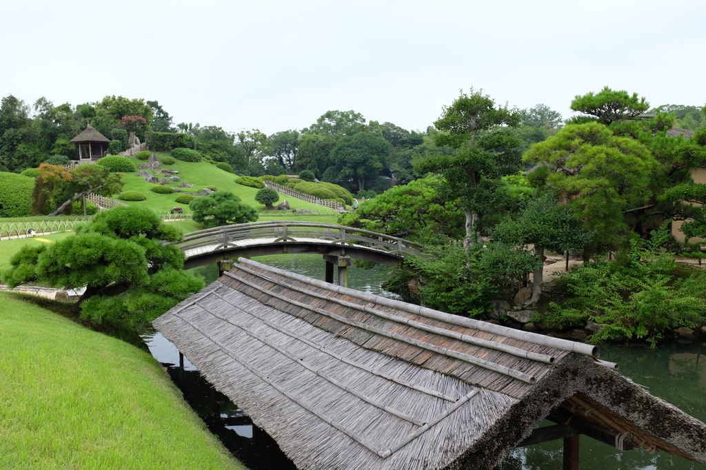 岡山後楽園の沢の池と唯心山