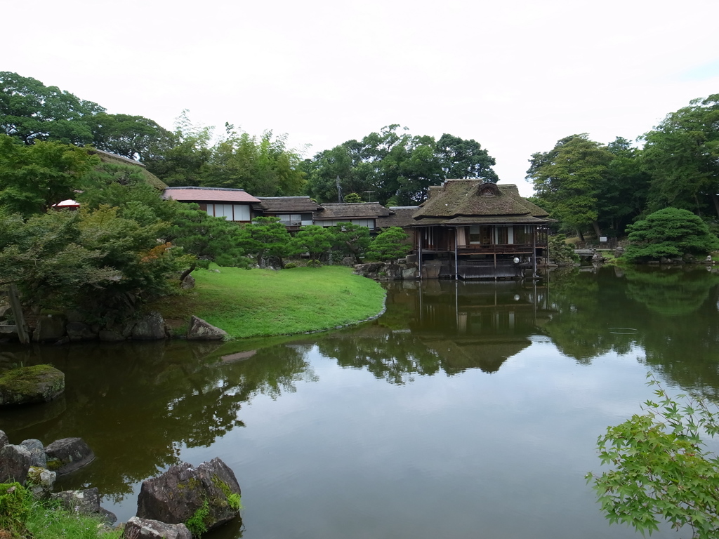 玄宮楽々園の池と緑