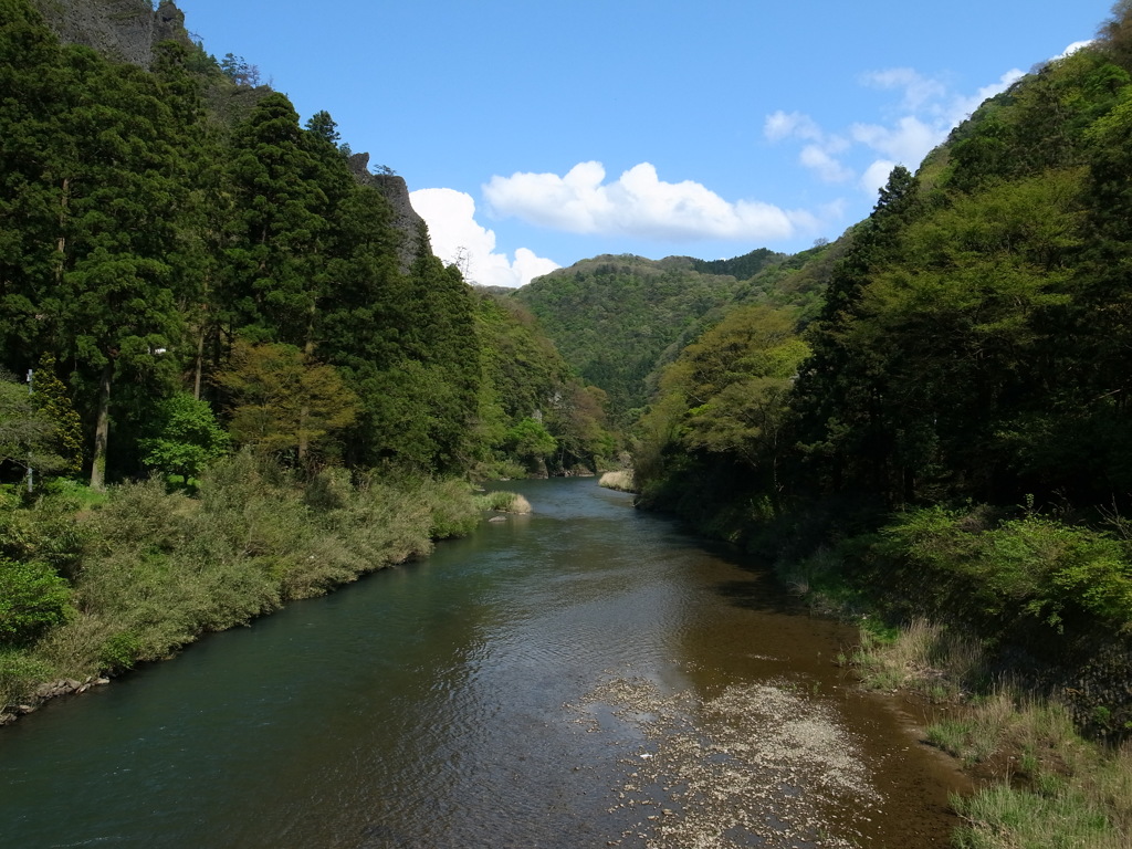 立久恵峡の神戸川と緑