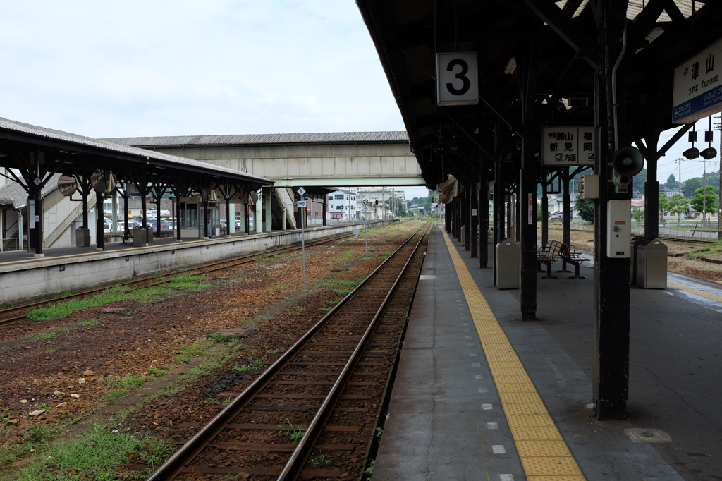 津山駅と続く線路