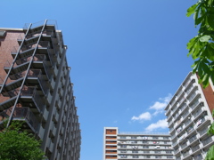 マンションと青空