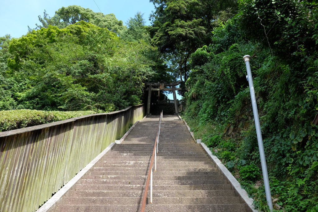 大洲神社の続く石段