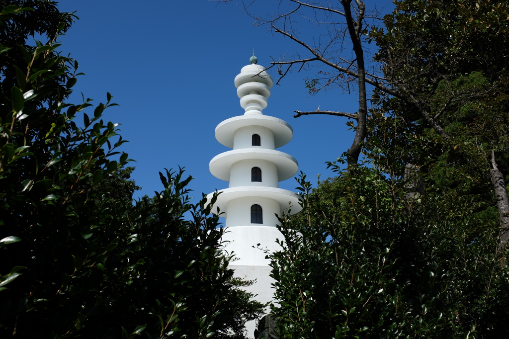 青空と慰霊塔