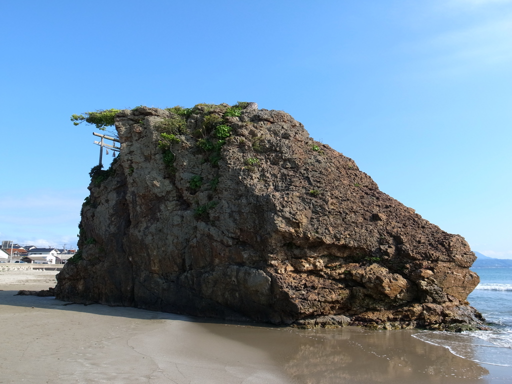 稲佐浜の弁天島