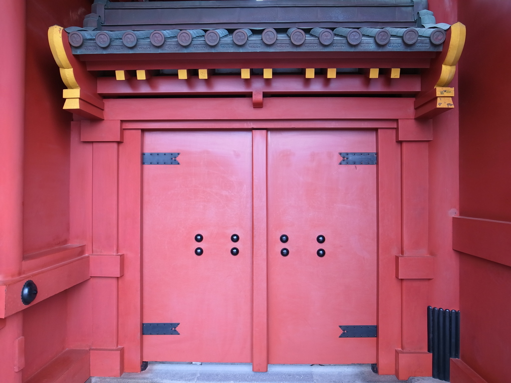 鶴岡八幡宮の赤い門