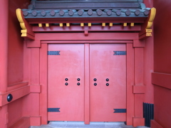 鶴岡八幡宮の赤い門