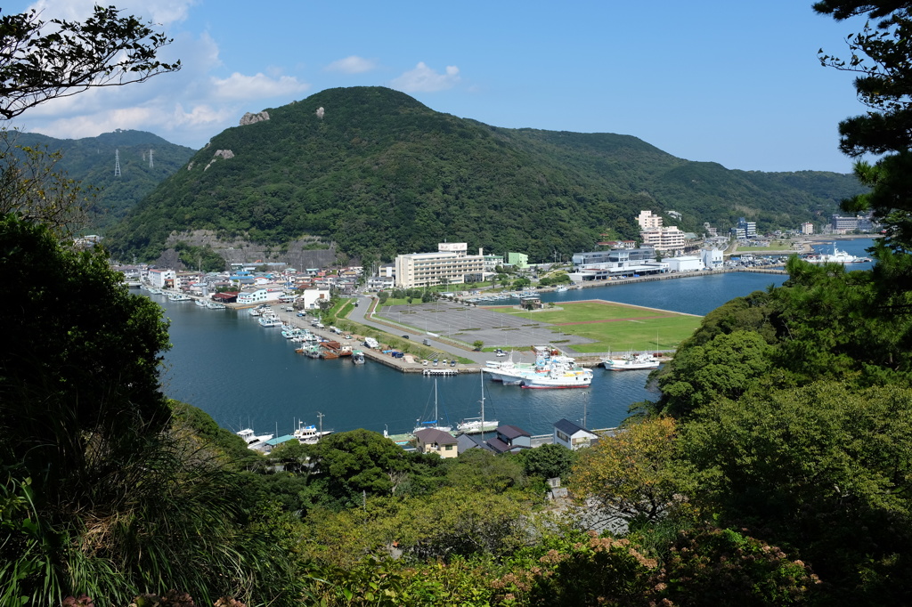 寝姿山と稲生沢川