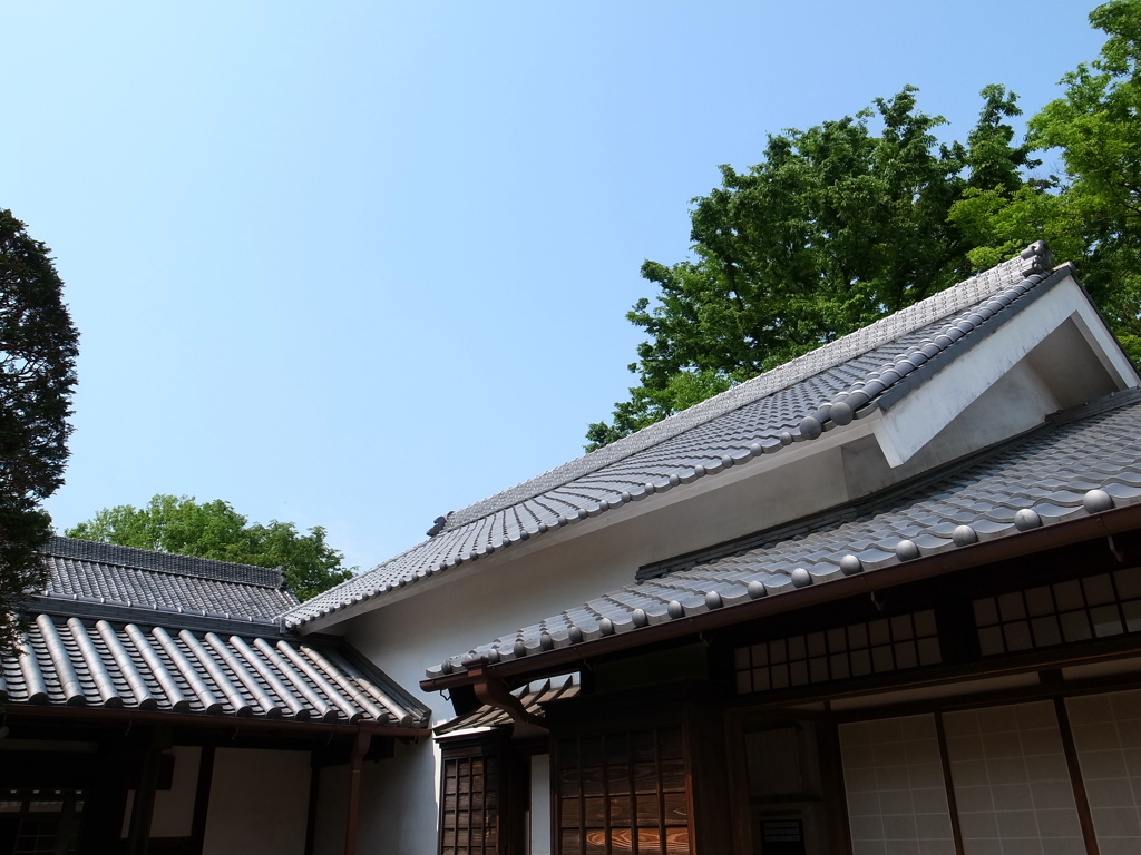 瓦屋根と青空