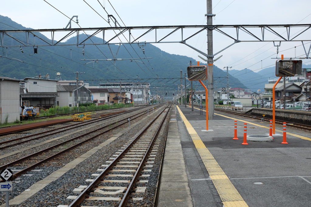 高梁駅と続く線路