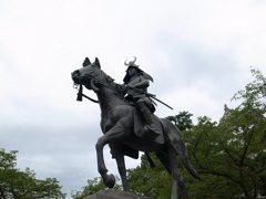 戸田氏鉄公騎馬像