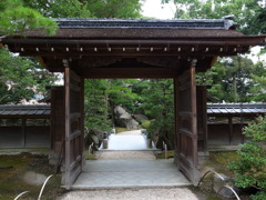 慶雲館の門