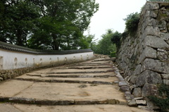 備中松山城の三の平櫓東土塀と石段