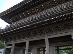 光明寺の巨大な山門