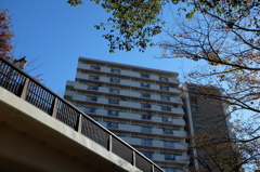 マンションと青空