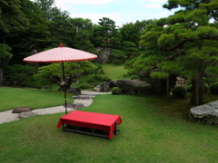 日本庭園と和傘
