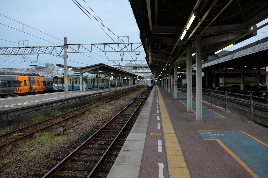 松山駅と続く線路