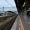 松山駅と続く線路