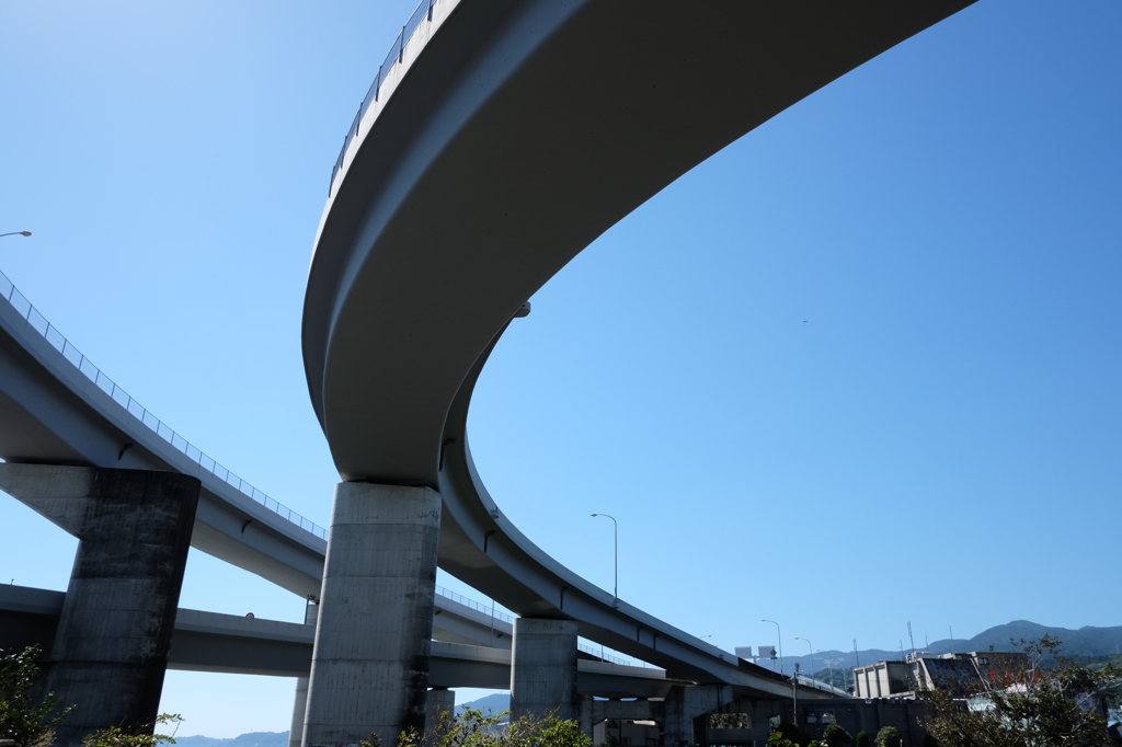 西湘バイパスと青空