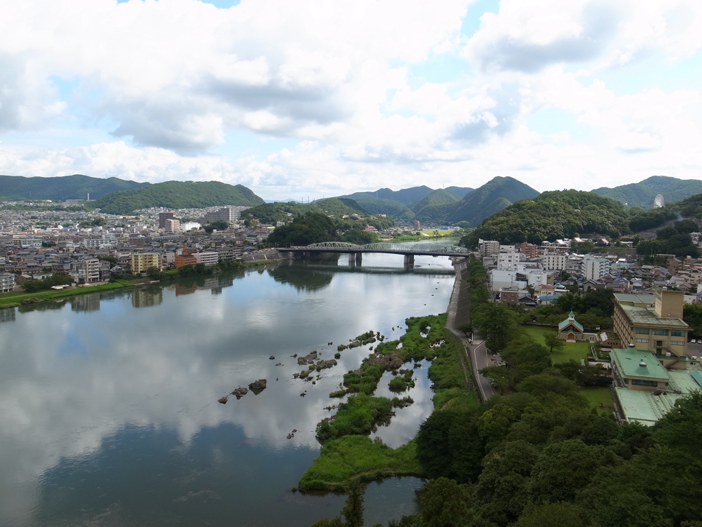 木曽川と犬山市街