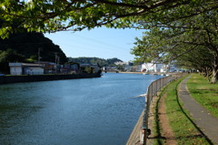 稲生沢川と遊歩道