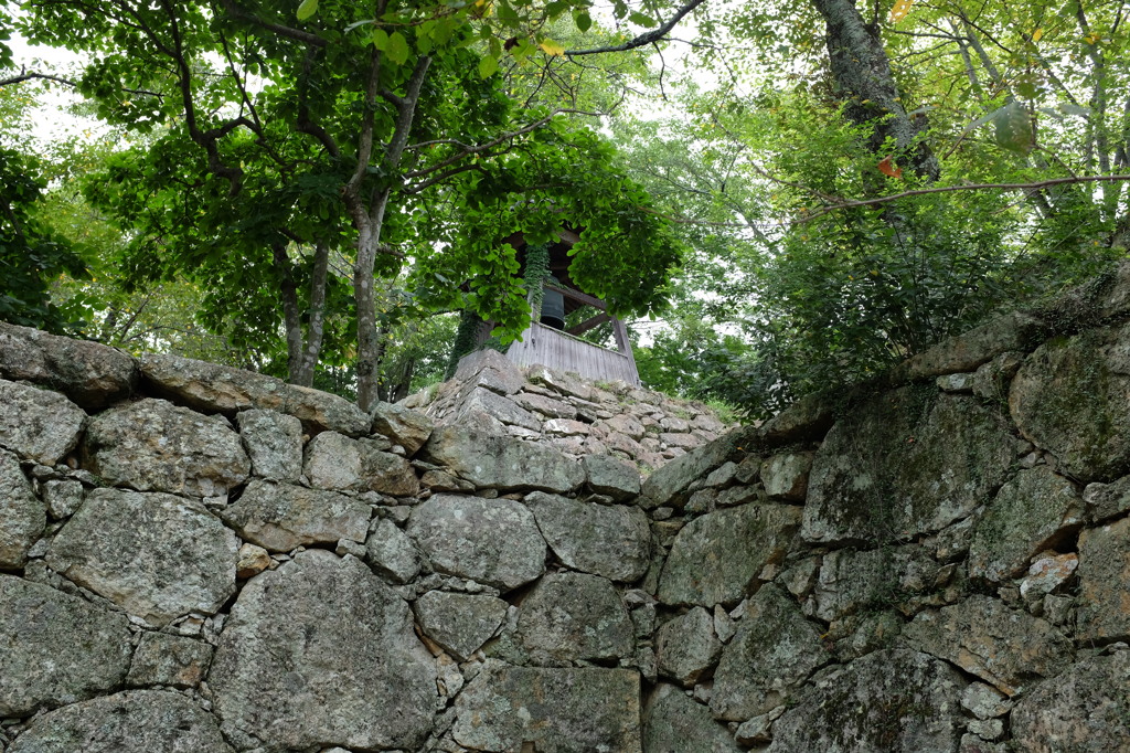 津山城の石垣と鐘楼