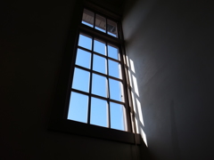 窓の外の青空