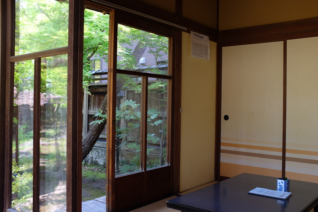 物外軒の和室と庭