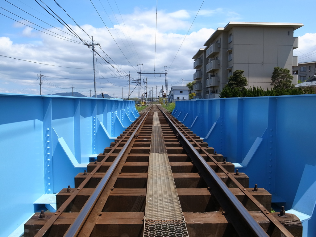 線路と青い鉄橋