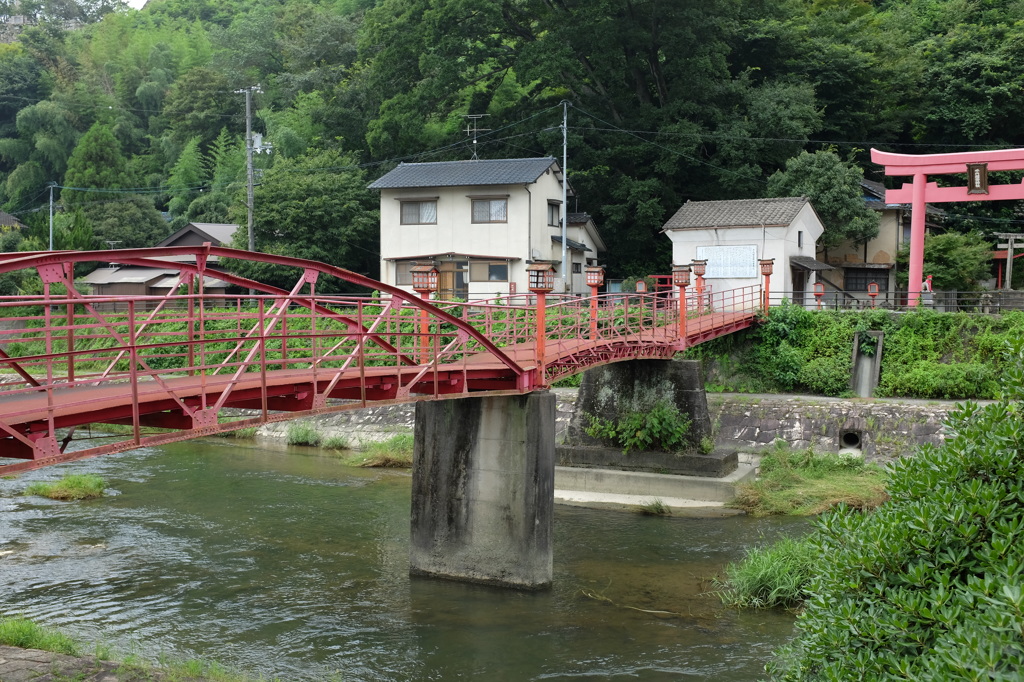 川に架かる赤い橋