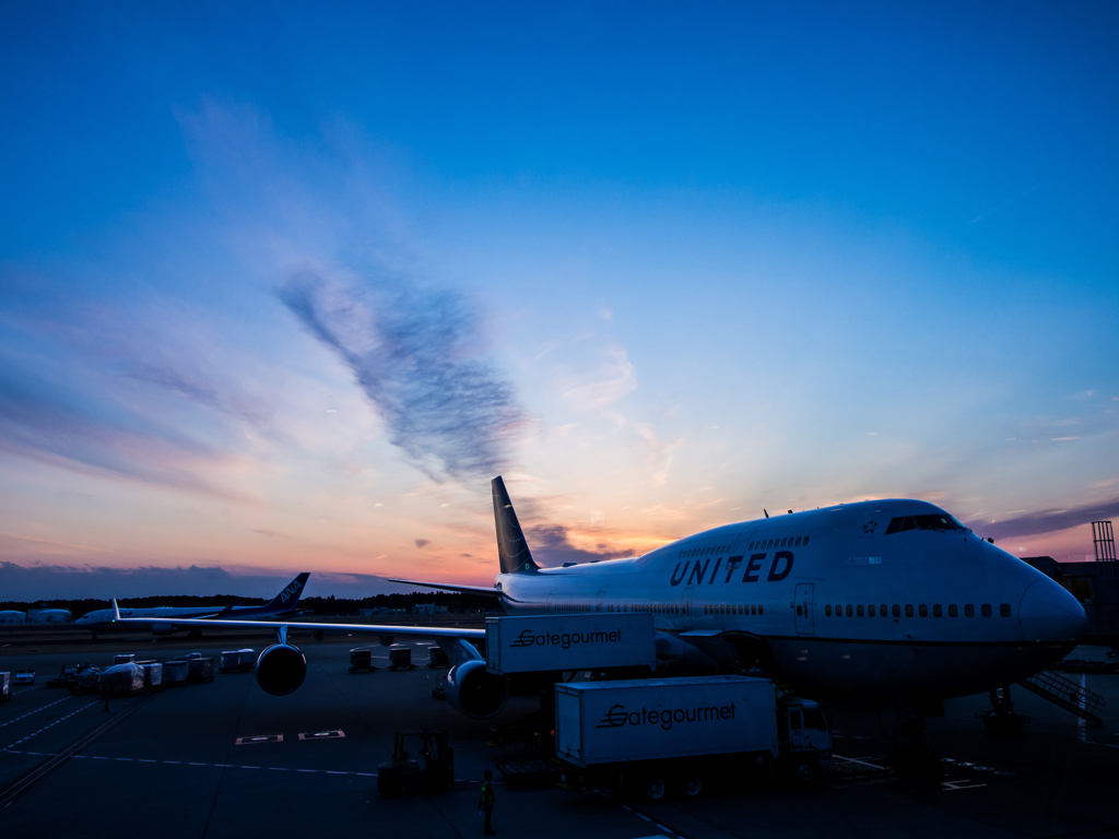 夕焼けと飛行機