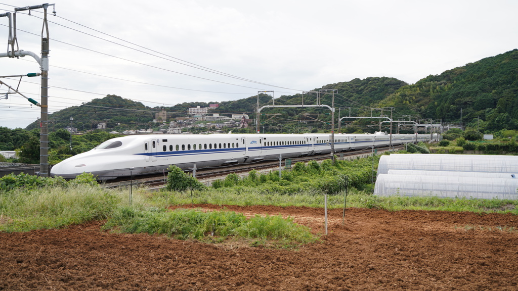 畑の中の新幹線